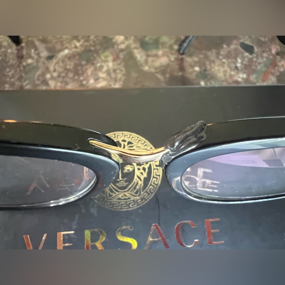 COA VERSACE Box comes with glasses frame that’s damaged - Picture 9 of 14